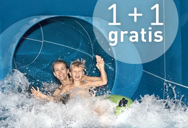 Kind und Mutter auf Wasserrutsche